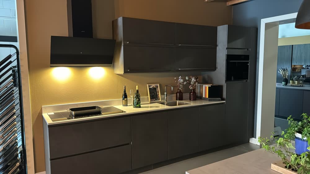 Donkere keuken met verlichting onder de bovenkasten