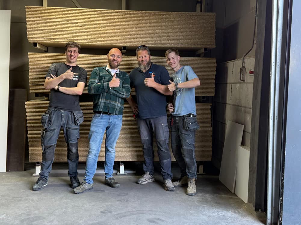 Ons team van vier vakmensen voor de plaatvoorraad in de werkplaats