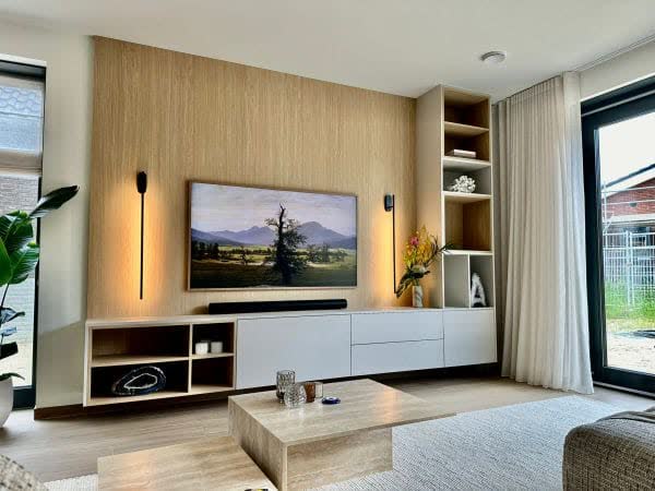 Tv-wand op maat met eiken achterwand, wit wandmeubel en open vakken