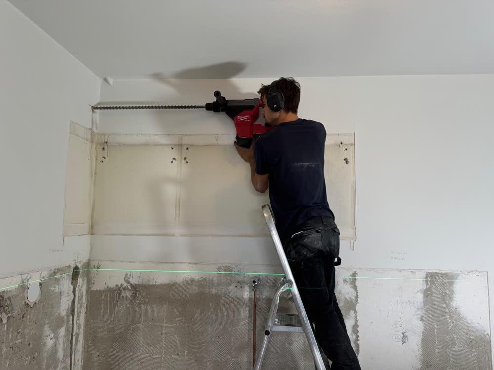 Leidingsleuven frezen in de wand