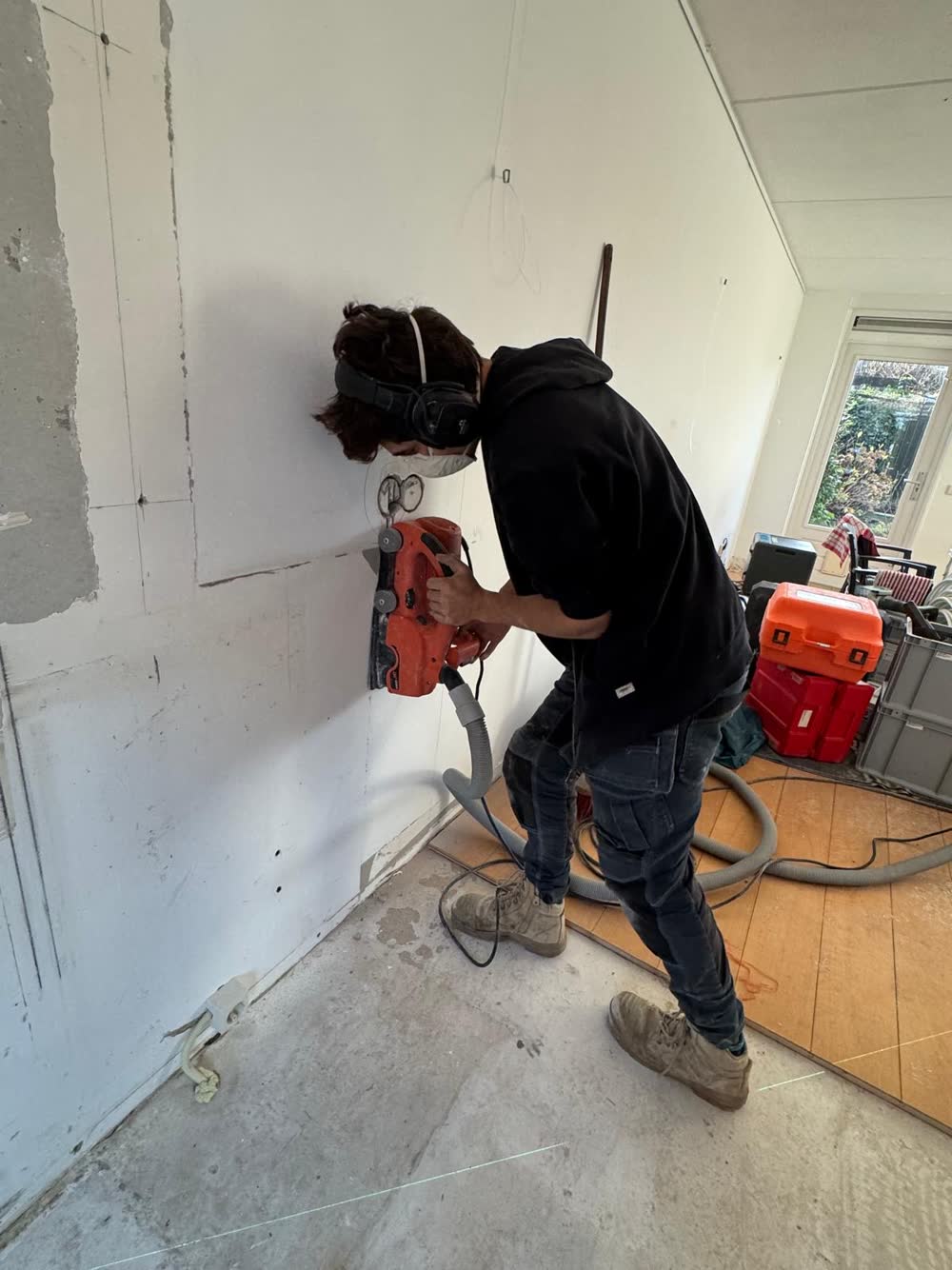 De wand wordt voorbereid voor het stucwerk